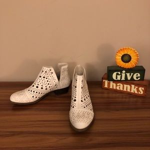 😍 BLOW PUT FINAL SALE!! NEW W/OUT TAG RAMPAGE IVORY ANKLE BOOTIES SPRING SZ 7.5